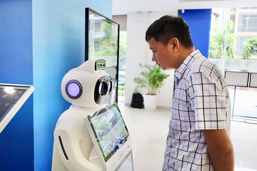 Người dân thích thú trải nghiệm robot AI, dùng trà, bánh miễn phí tại Trung tâm phục vụ Hành chính công - ảnh 2