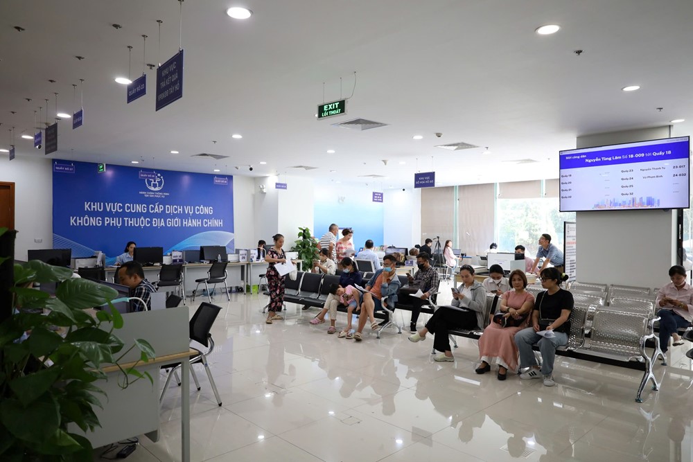 Người dân thích thú trải nghiệm robot AI, dùng trà, bánh miễn phí tại Trung tâm phục vụ Hành chính công - ảnh 1