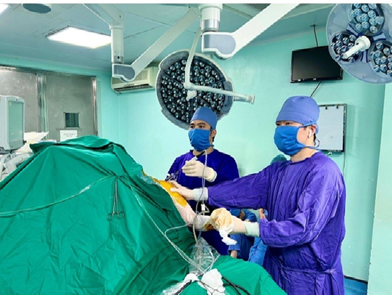 Thành công tái tạo dây chằng bằng phương pháp nội soi, cứu khớp vai cho bệnh nhân cao tuổi - ảnh 1