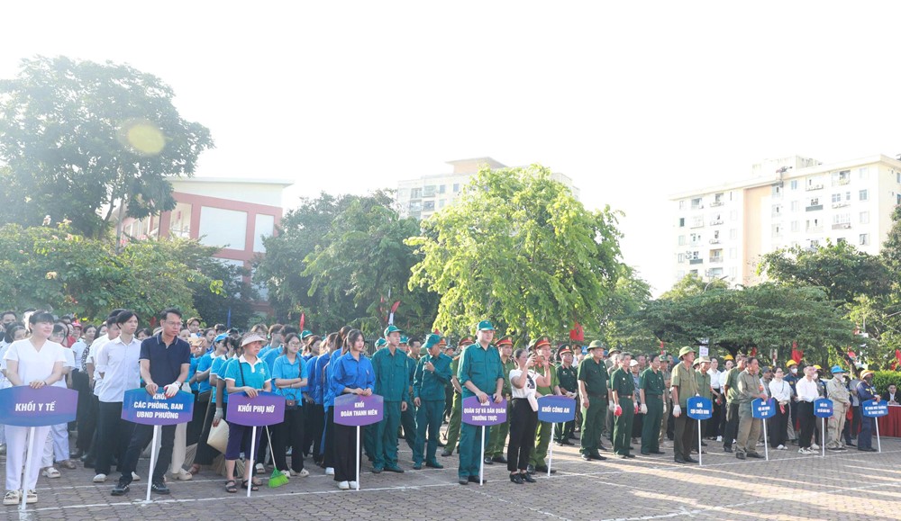 Phường Hoàng Mai ra quân tổng vệ sinh môi trường, hưởng ứng tinh thần “Sáng - Xanh - Sạch - Đẹp” - ảnh 2