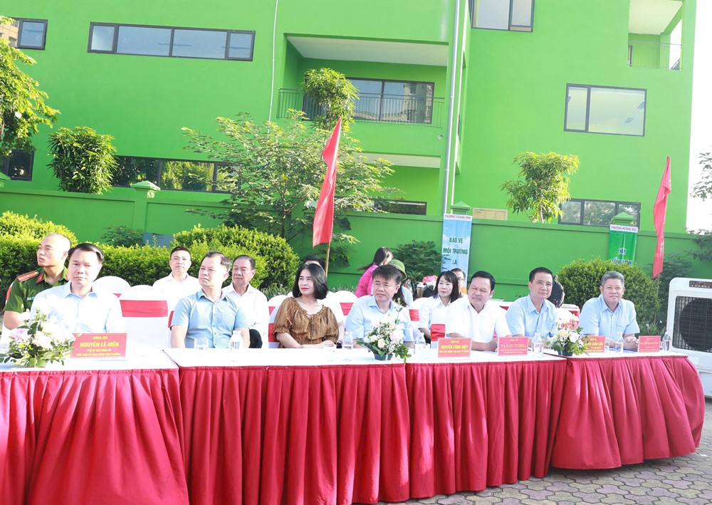 Phường Hoàng Mai ra quân tổng vệ sinh môi trường, hưởng ứng tinh thần “Sáng - Xanh - Sạch - Đẹp” - ảnh 1