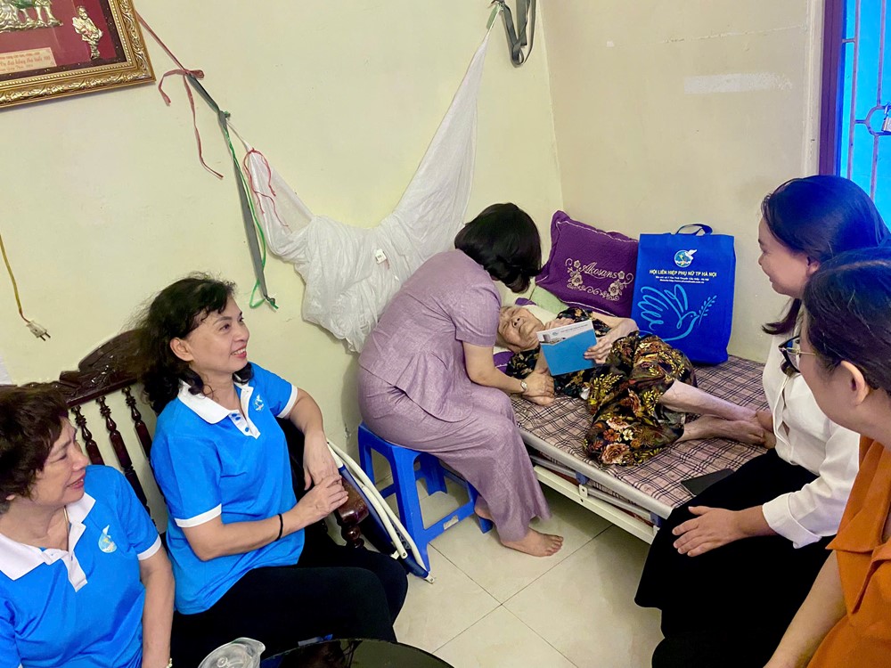 Hội LHPN Hà Nội: Tri ân các Mẹ Việt Nam Anh hùng, cựu tù chính trị - ảnh 4