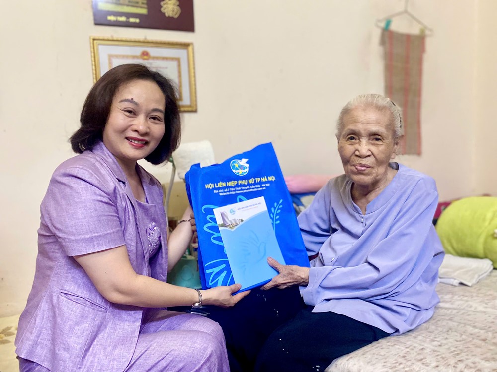 Hội LHPN Hà Nội: Tri ân các Mẹ Việt Nam Anh hùng, cựu tù chính trị - ảnh 1
