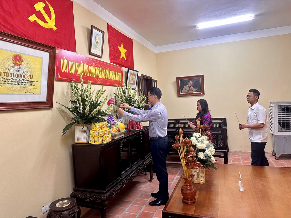 MTTQ Việt Nam phường Phú Thượng dâng hương tại nơi Bác Hồ ở và làm việc - ảnh 1