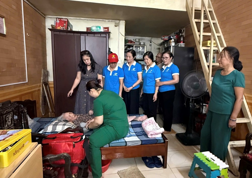 Hội Phụ nữ Hoàng Mai tặng quà, san sẻ gánh nặng với hội viên khuyết tật có hoàn cảnh khó khăn - ảnh 2