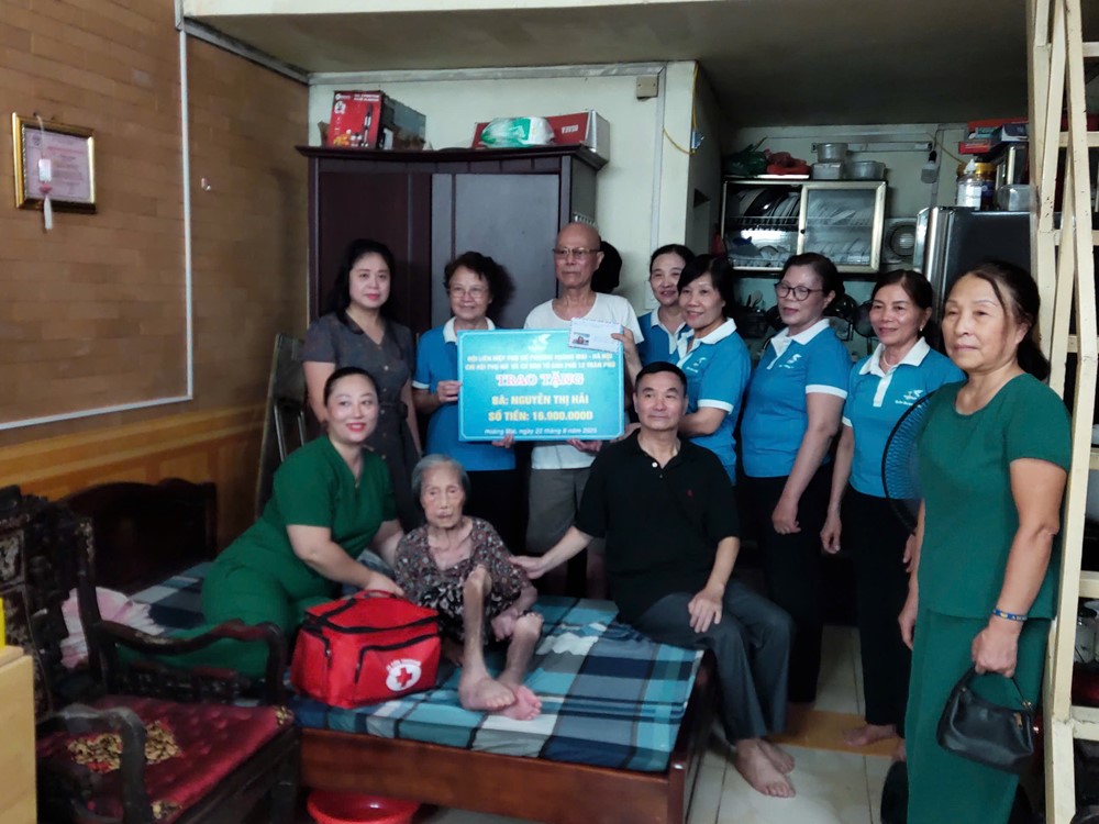 Hội Phụ nữ Hoàng Mai tặng quà, san sẻ gánh nặng với hội viên khuyết tật có hoàn cảnh khó khăn - ảnh 1