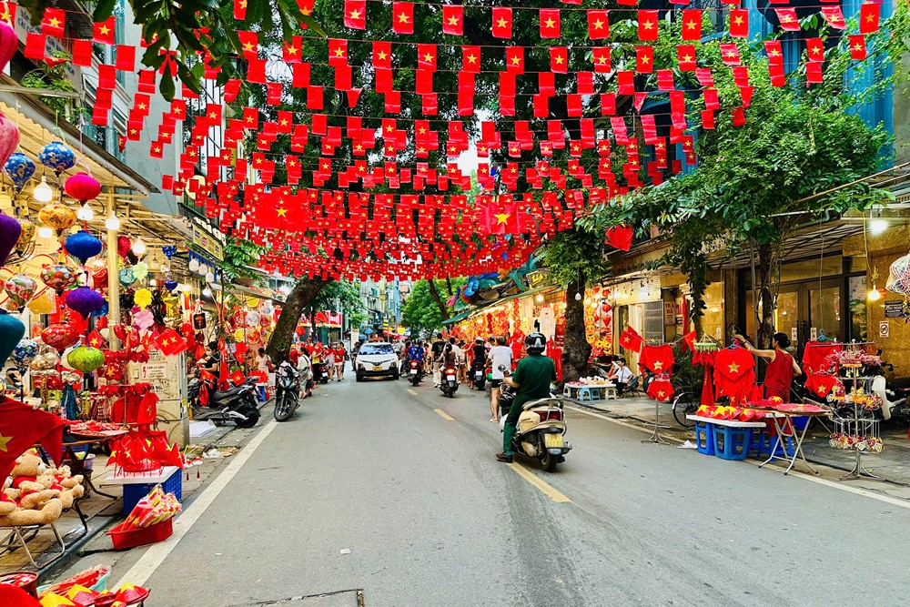 Hà Nội rực rỡ sắc cờ Tổ quốc đón ngày Đại lễ 2/9 - ảnh 2