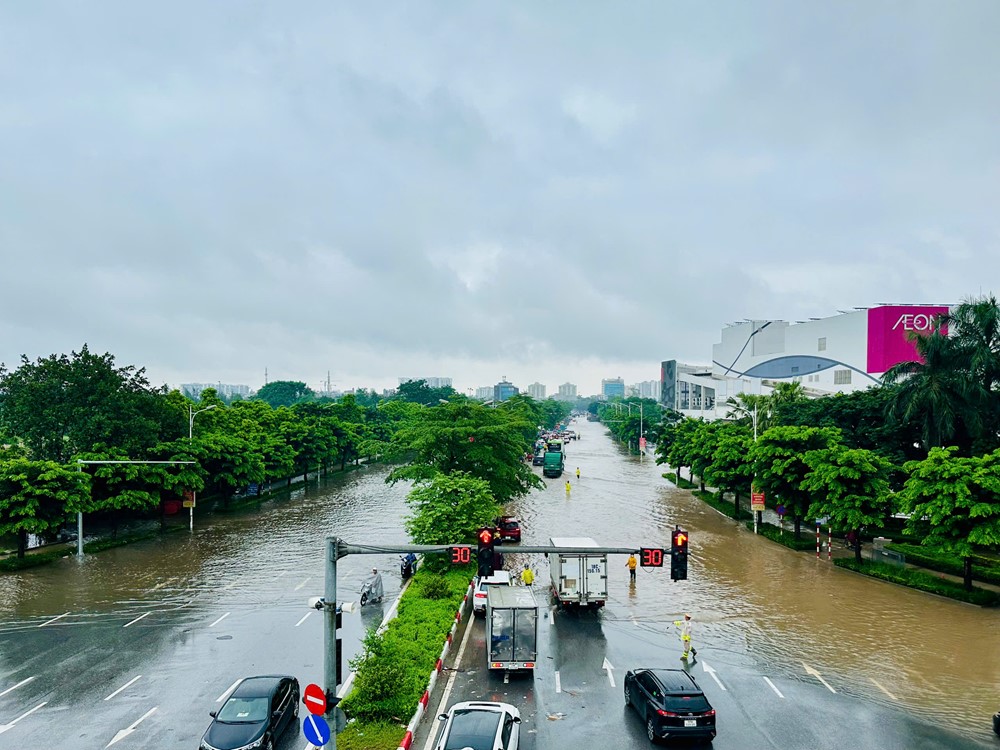 Mưa kéo dài gây ngập úng tại khu vực đường Cổ Linh, Ngọc Lâm - ảnh 14