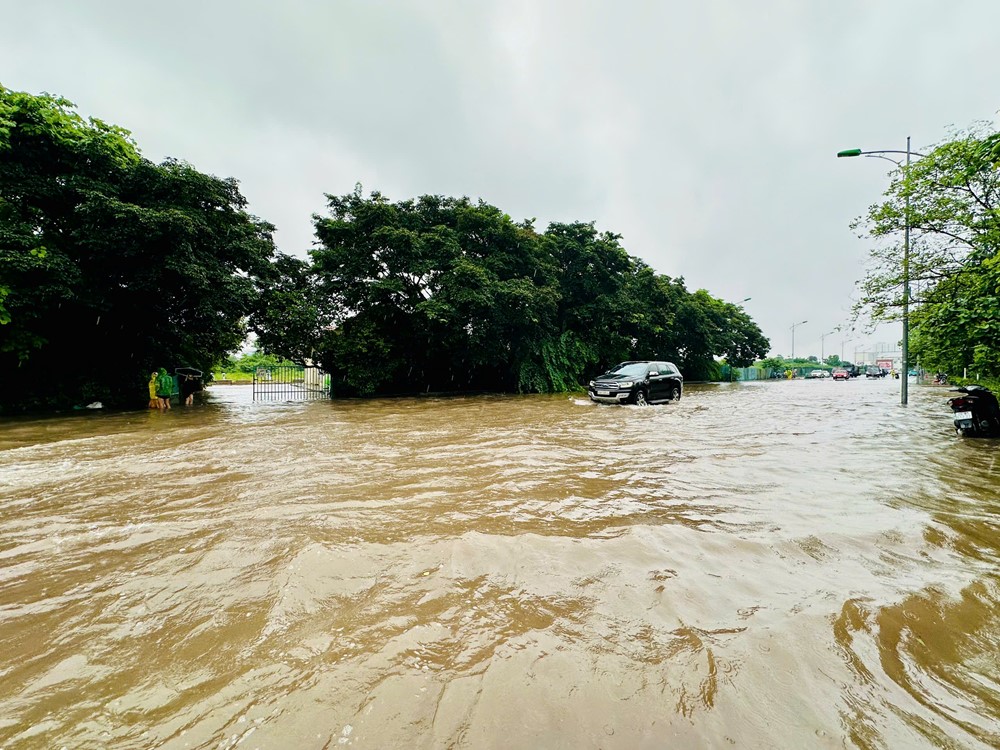 Mưa kéo dài gây ngập úng tại khu vực đường Cổ Linh, Ngọc Lâm - ảnh 7