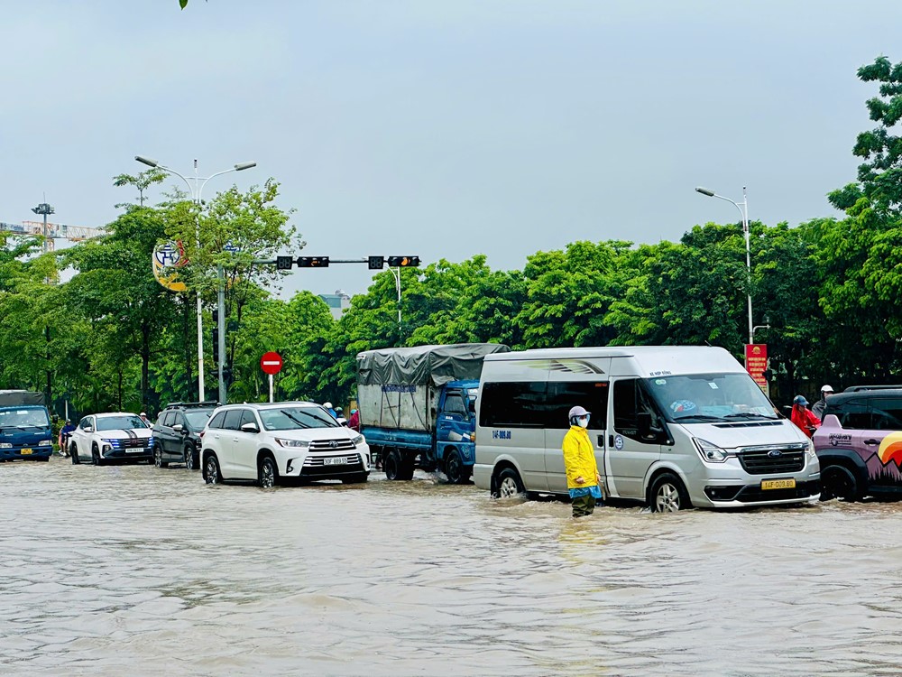 Mưa kéo dài gây ngập úng tại khu vực đường Cổ Linh, Ngọc Lâm - ảnh 20