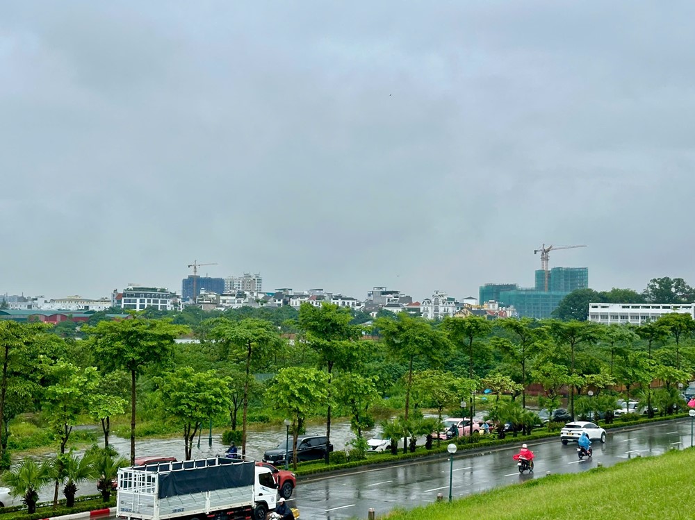 Mưa kéo dài gây ngập úng tại khu vực đường Cổ Linh, Ngọc Lâm - ảnh 10