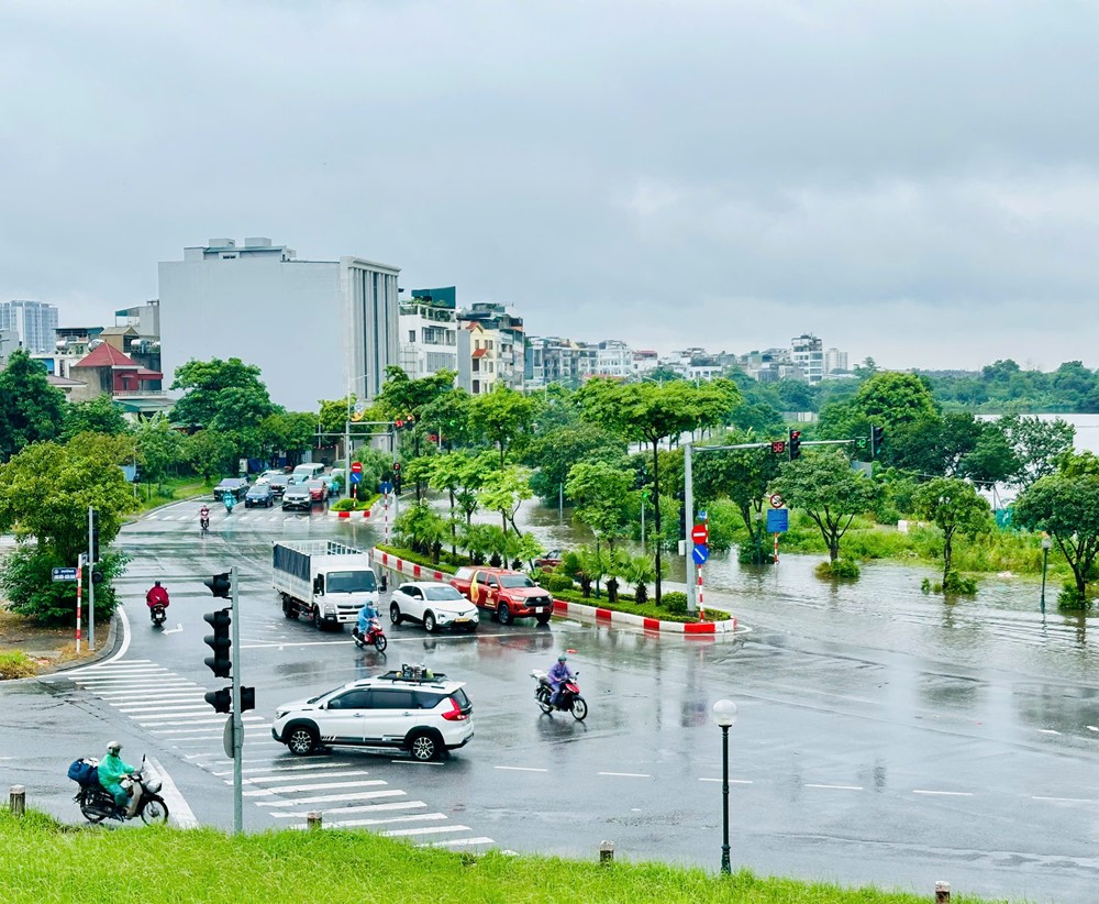 Mưa kéo dài gây ngập úng tại khu vực đường Cổ Linh, Ngọc Lâm - ảnh 9