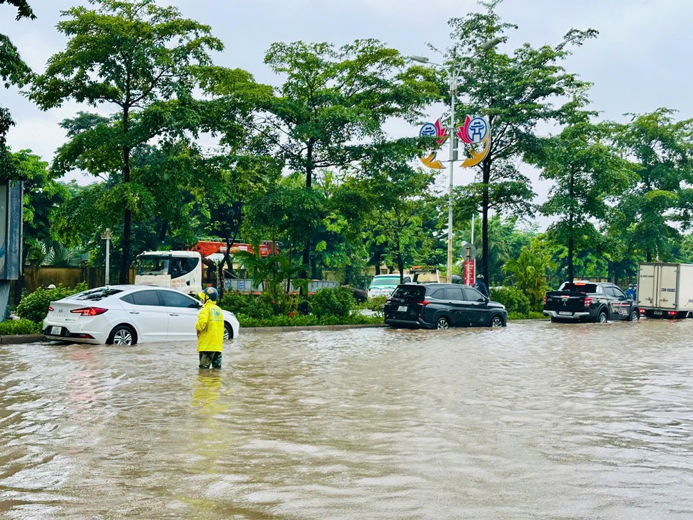 Mưa kéo dài gây ngập úng tại khu vực đường Cổ Linh, Ngọc Lâm - ảnh 4
