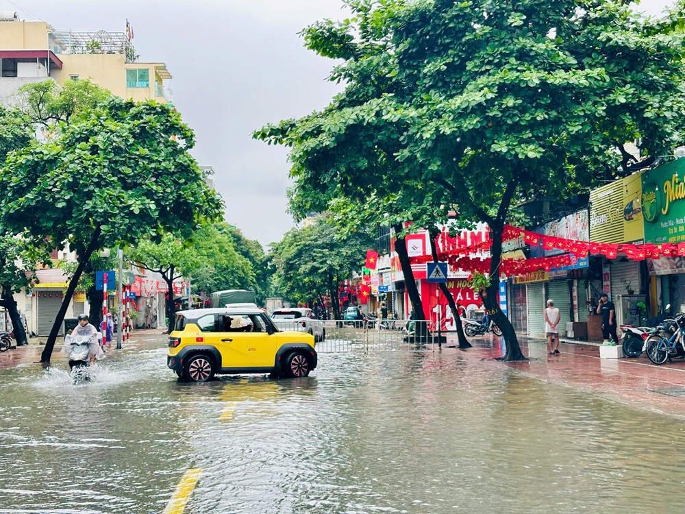 Mưa kéo dài gây ngập úng tại khu vực đường Cổ Linh, Ngọc Lâm - ảnh 11