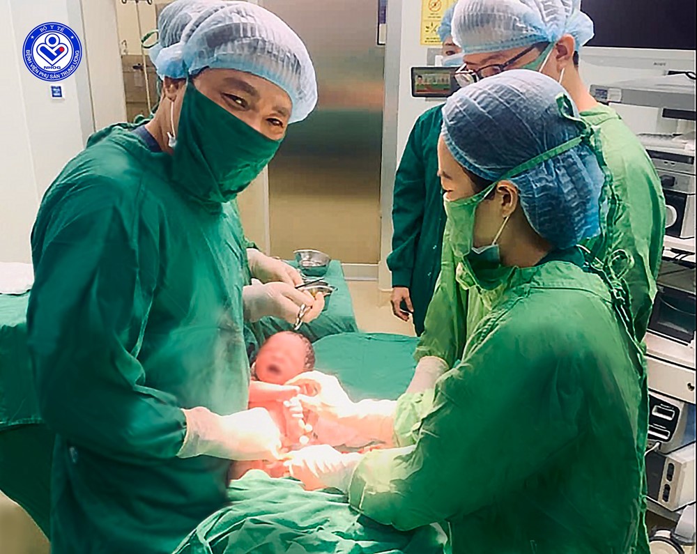Bé gái chào đời từ phôi thai trữ đông hơn 10 năm tại BV Phụ sản Trung ương - ảnh 1