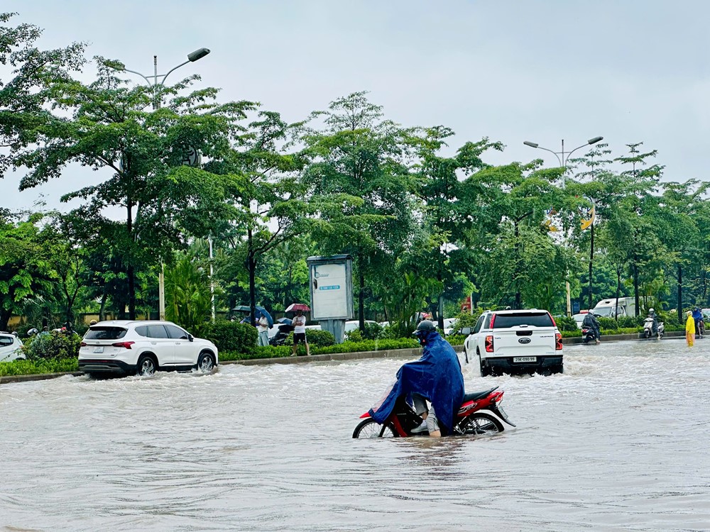 Mưa kéo dài gây ngập úng tại khu vực đường Cổ Linh, Ngọc Lâm - ảnh 15