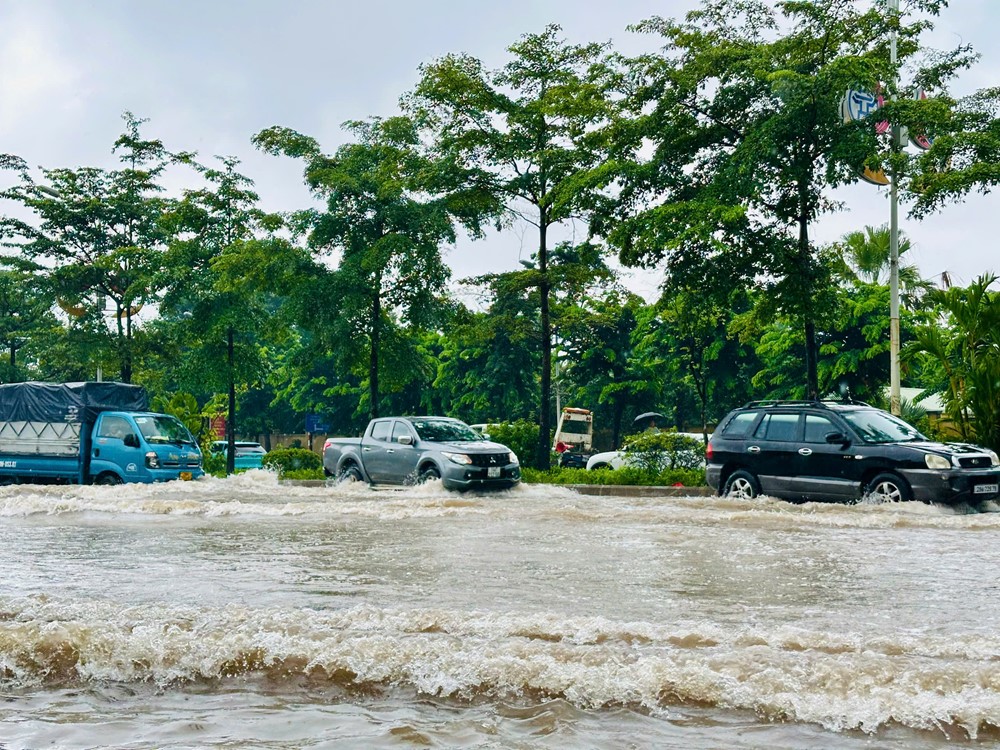 Mưa kéo dài gây ngập úng tại khu vực đường Cổ Linh, Ngọc Lâm - ảnh 2
