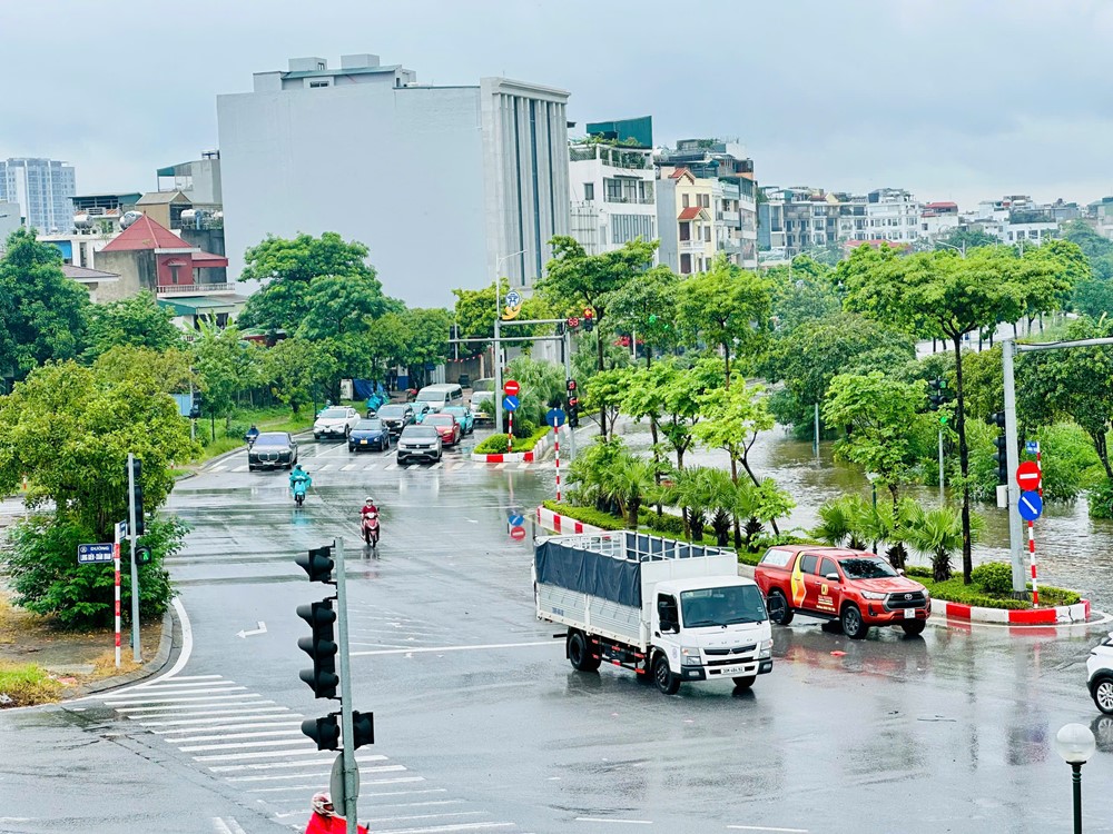 Mưa kéo dài gây ngập úng tại khu vực đường Cổ Linh, Ngọc Lâm - ảnh 8