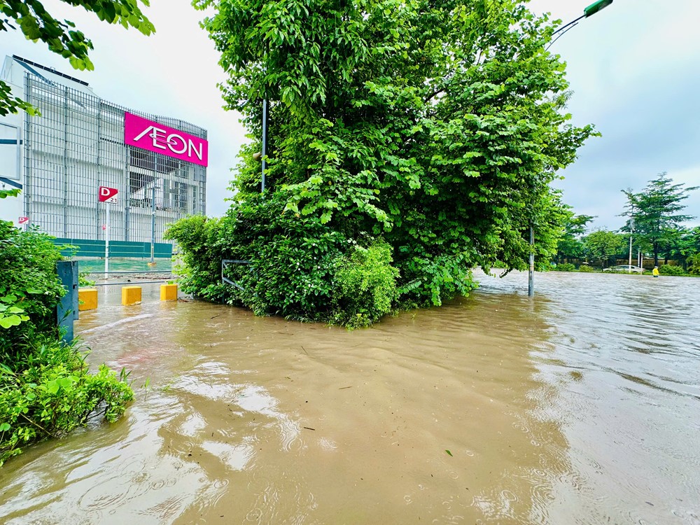 Mưa kéo dài gây ngập úng tại khu vực đường Cổ Linh, Ngọc Lâm - ảnh 5