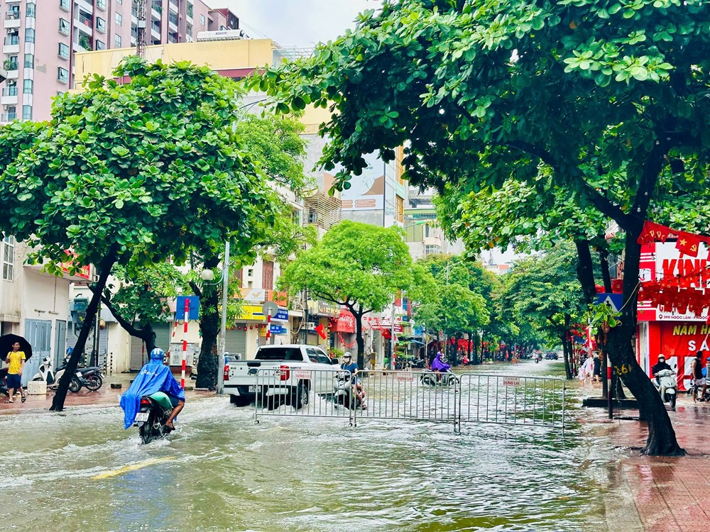 Mưa kéo dài gây ngập úng tại khu vực đường Cổ Linh, Ngọc Lâm - ảnh 12