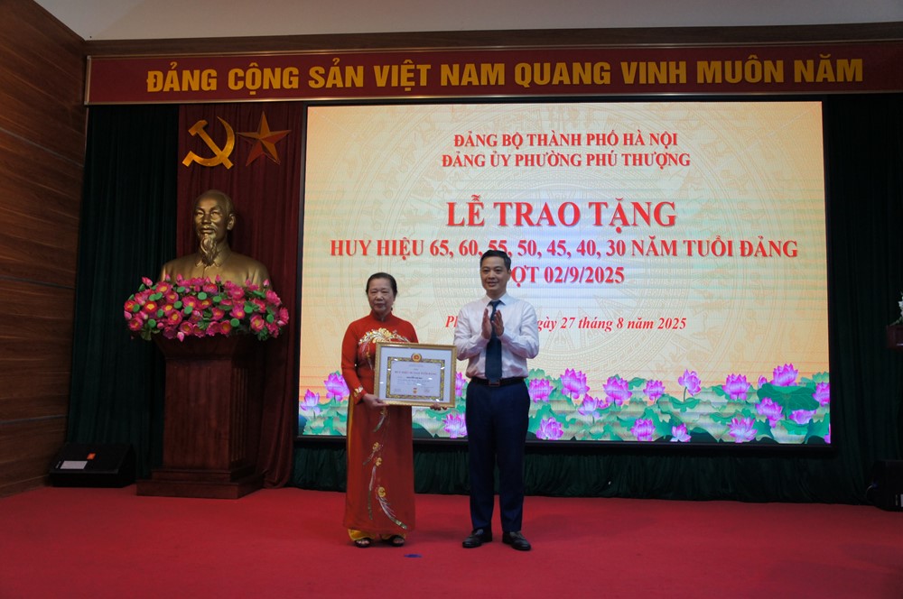 Phường Phú Thượng trao tặng Huy hiệu Đảng cho 54 đảng viên ưu tú - ảnh 2