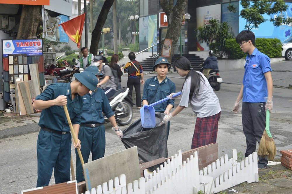 Tuổi trẻ Sư đoàn Phòng không 361 và đoàn viên Yên Hoà làm đẹp phố phường đón Quốc khánh - ảnh 2
