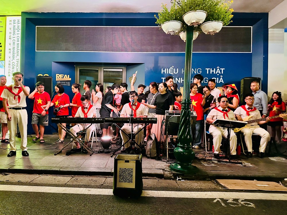 Người dân nô nức hòa mình vào không khí Tết Độc lập quanh Hồ Gươm - ảnh 3