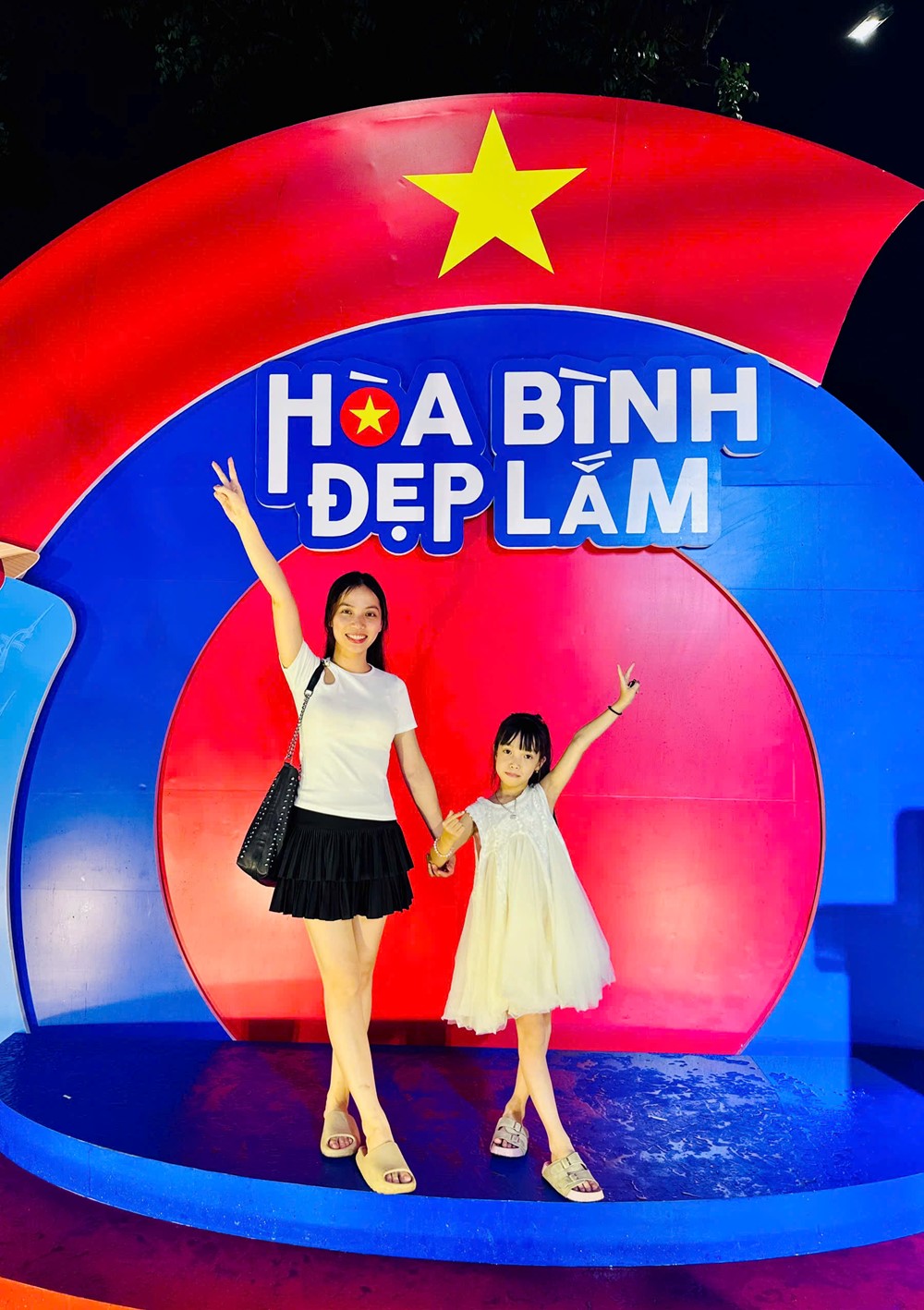 Người dân nô nức hòa mình vào không khí Tết Độc lập quanh Hồ Gươm - ảnh 8