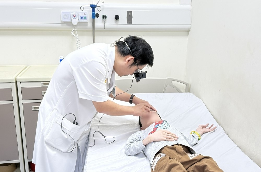 “Hành trình tìm lại ánh sáng” của cậu bé 10kg mắc bệnh xương thủy tinh - ảnh 1