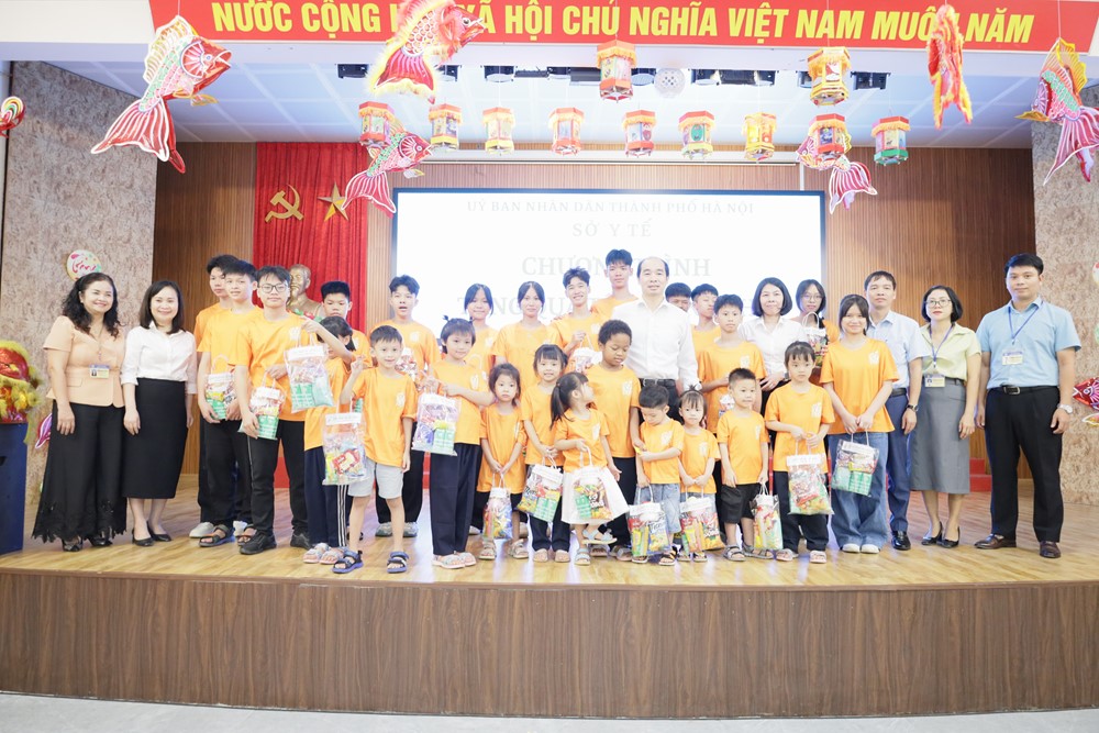 Lãnh đạo Sở Y tế thăm, tặng quà trung thu cho các em thiếu nhi - ảnh 2