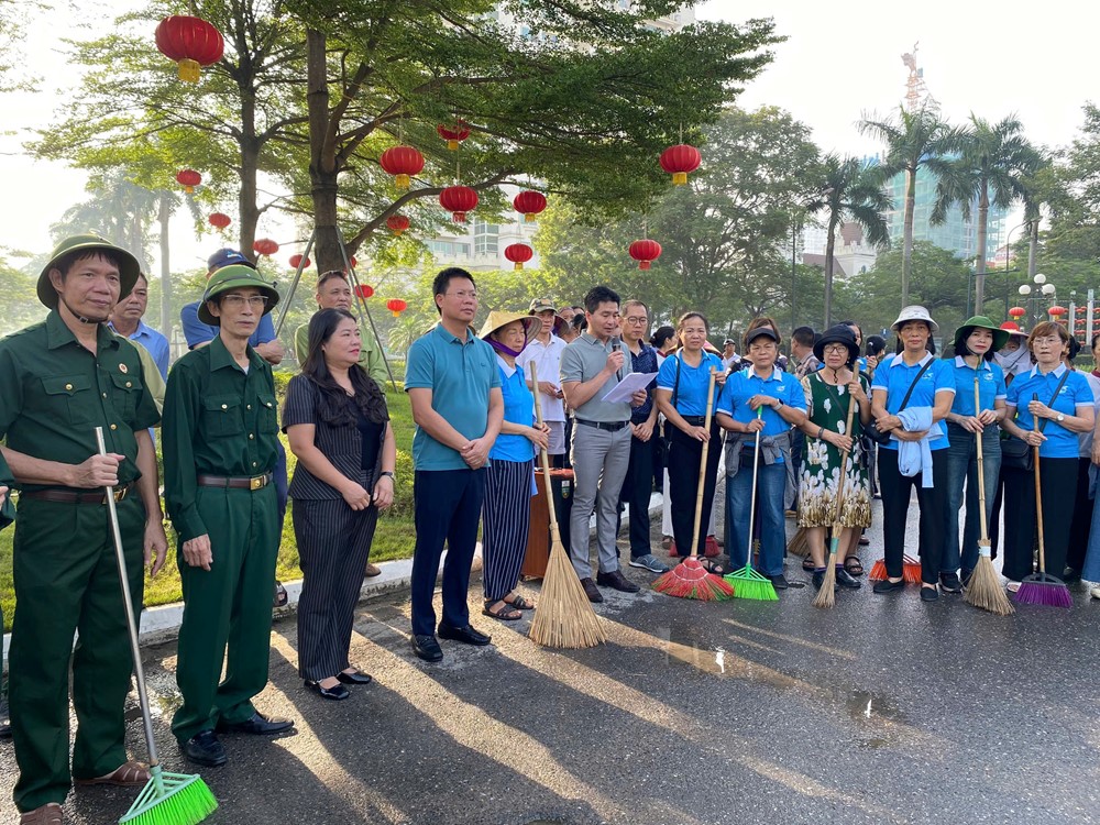 Phú Thượng ra quân vệ sinh môi trường, chủ động ứng phó bão số 11 - ảnh 4