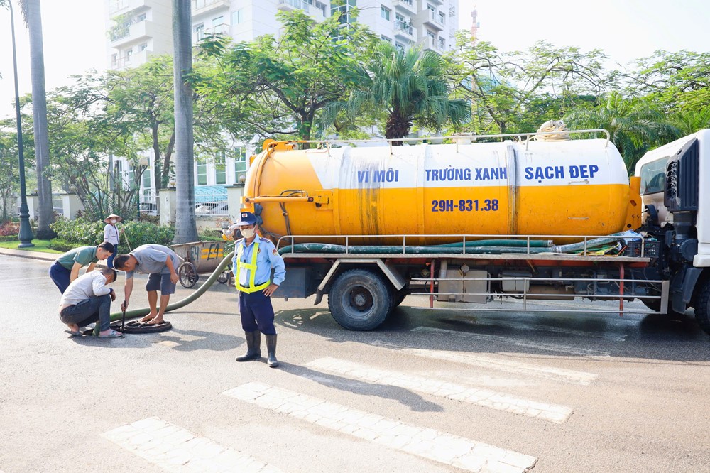 Phú Thượng ra quân vệ sinh môi trường, chủ động ứng phó bão số 11 - ảnh 2