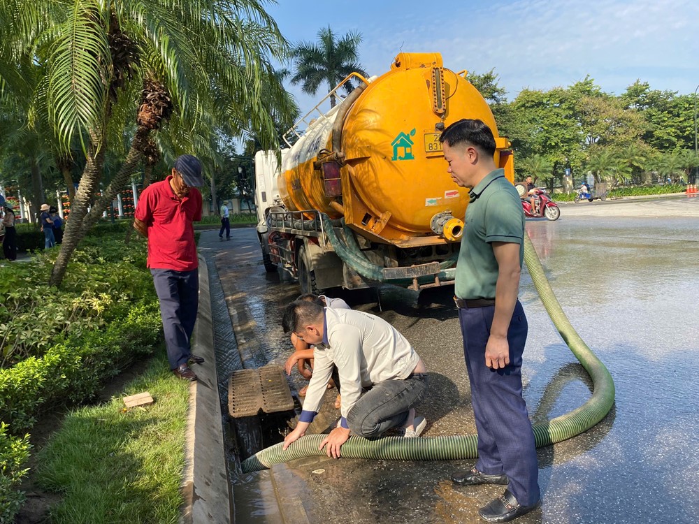 Phú Thượng ra quân vệ sinh môi trường, chủ động ứng phó bão số 11 - ảnh 5