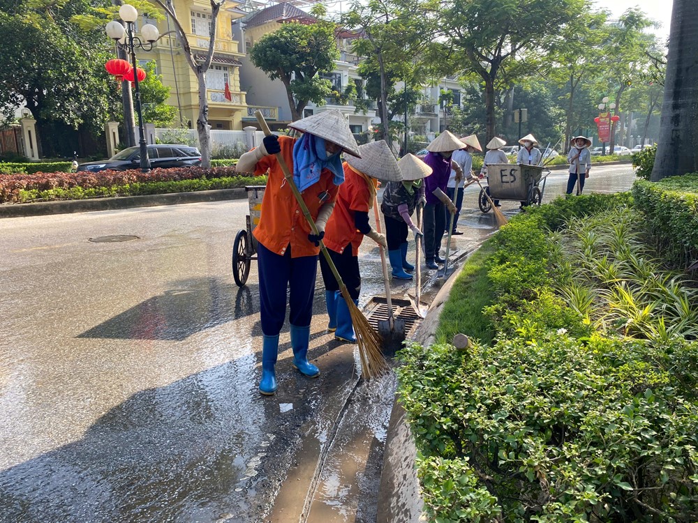 Phú Thượng ra quân vệ sinh môi trường, chủ động ứng phó bão số 11 - ảnh 6