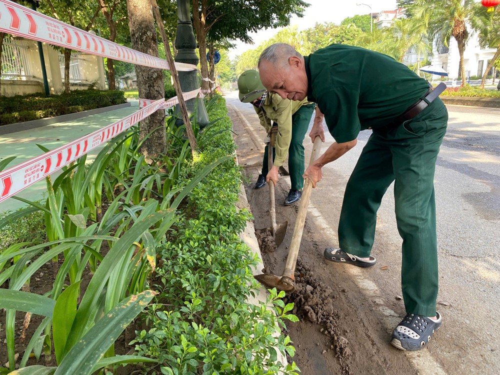 Phú Thượng ra quân vệ sinh môi trường, chủ động ứng phó bão số 11 - ảnh 8