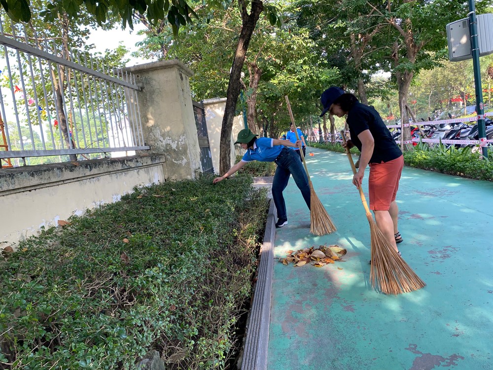 Phú Thượng ra quân vệ sinh môi trường, chủ động ứng phó bão số 11 - ảnh 9