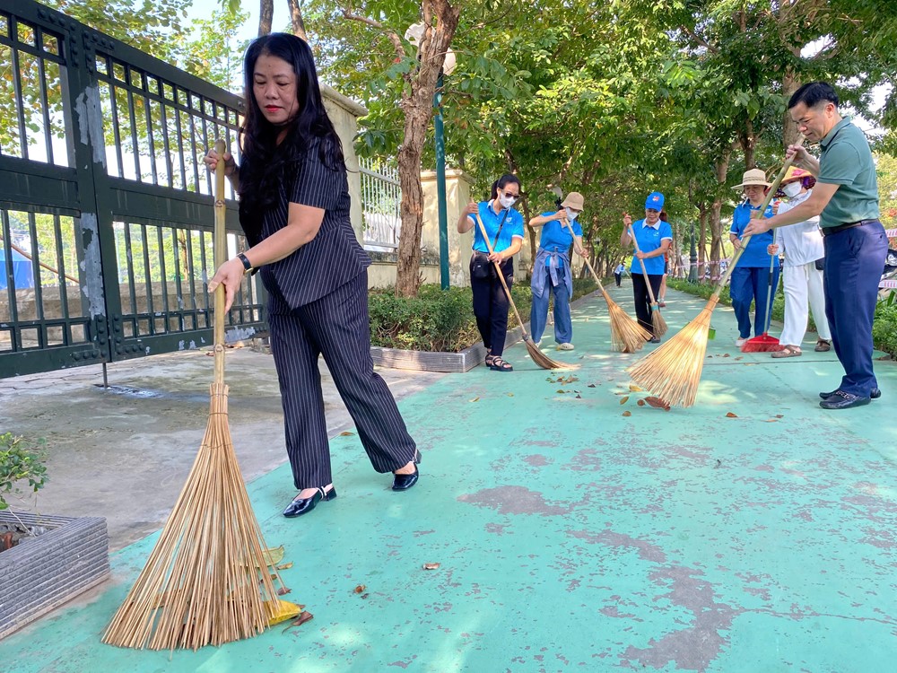 Phú Thượng ra quân vệ sinh môi trường, chủ động ứng phó bão số 11 - ảnh 3