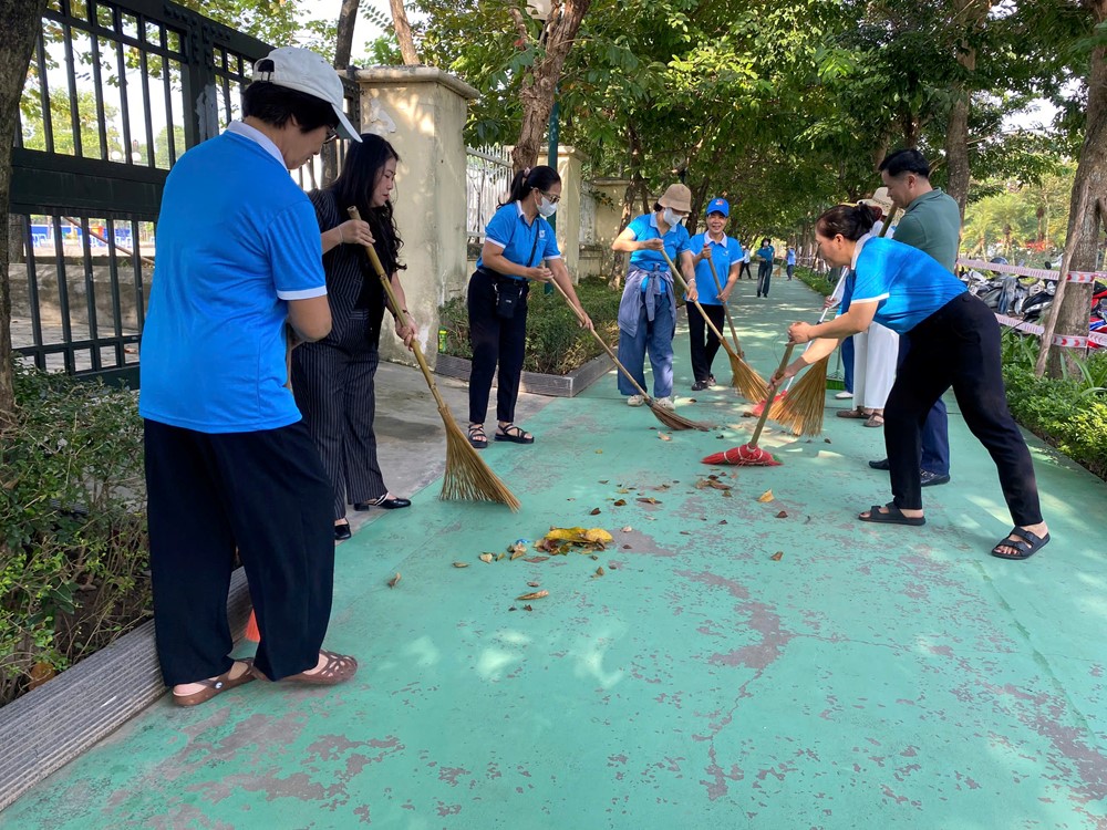 Phú Thượng ra quân vệ sinh môi trường, chủ động ứng phó bão số 11 - ảnh 10