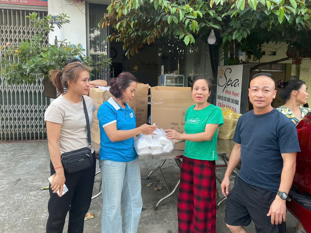 Ấm tình phụ nữ Phú Thượng giữa ngày bão lũ - ảnh 2
