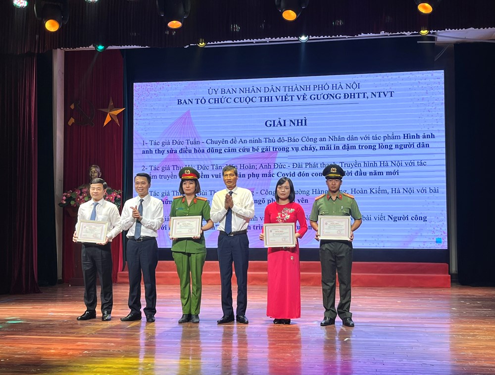 Báo Phụ nữ Thủ đô nhận Bằng khen của UBND TP và giải Ba cuộc thi gương người tốt việc tốt năm 2022 - ảnh 5