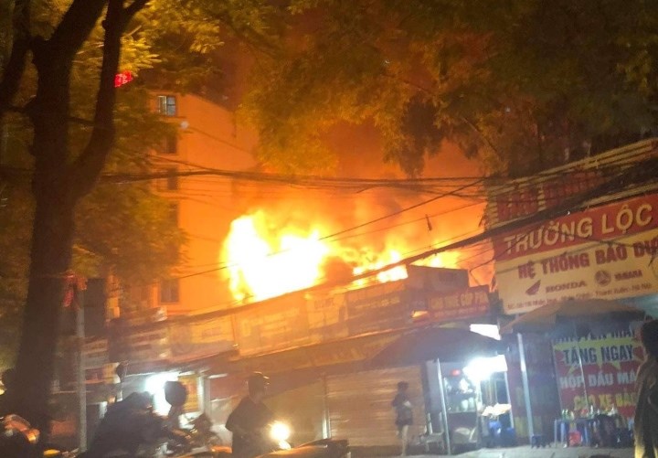 Hà Nội: Cháy 3 nhà liền kề ở phố Nhân Hòa trong đêm - ảnh 1