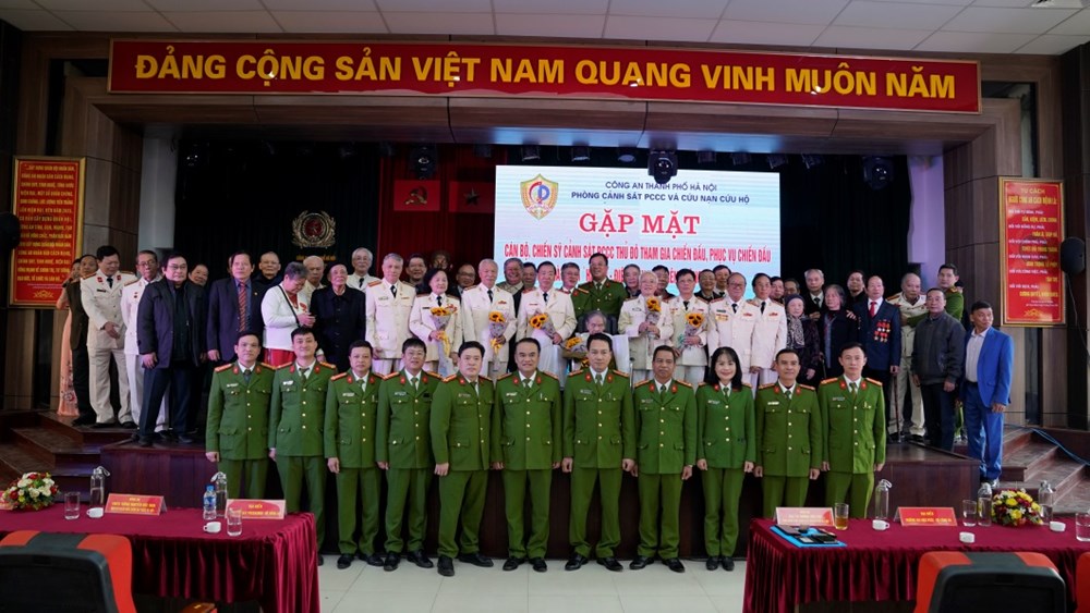 Gặp mặt cán bộ, chiến sĩ PCCC nhân kỷ niệm 50 năm Chiến thắng Hà Nội - Điện Biên Phủ trên không - ảnh 3