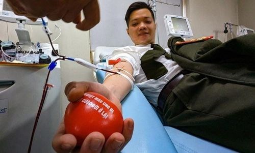 Thượng úy công an Hà Nội hiến máu cứu sống cháu bé 1 tuổi - ảnh 1