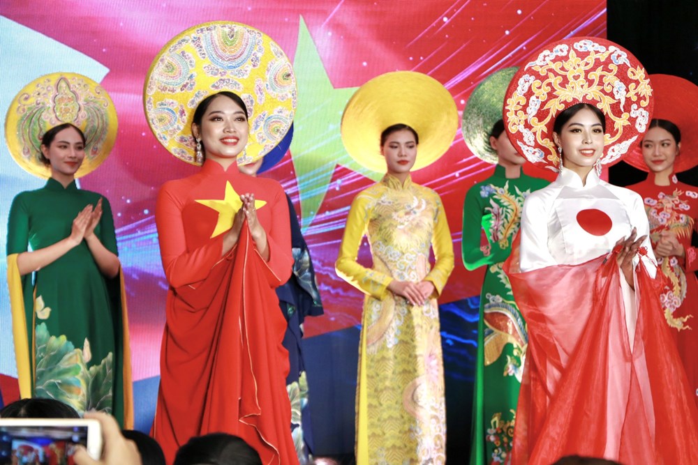 Duyên dáng áo dài Việt Nam và kimono Nhật Bản qua “Sắc thu Việt - Nhật“ - ảnh 5