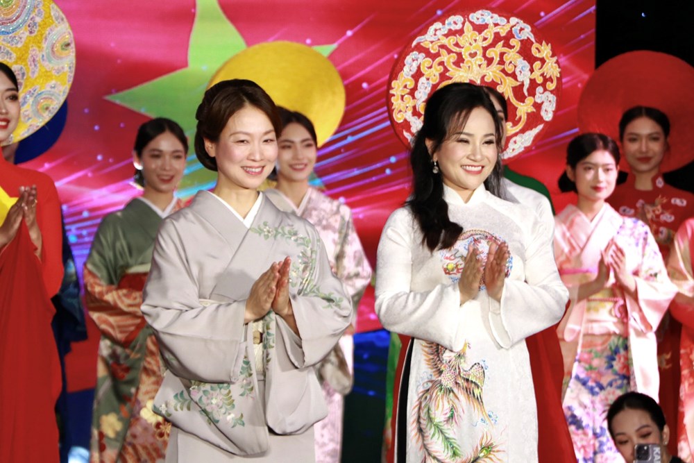 Duyên dáng áo dài Việt Nam và kimono Nhật Bản qua “Sắc thu Việt - Nhật“ - ảnh 6