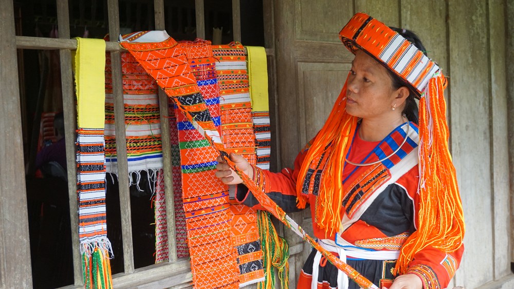Tuyên Quang: Phụ nữ Pà Thẻn “giữ lửa” nghề truyền thống - ảnh 1