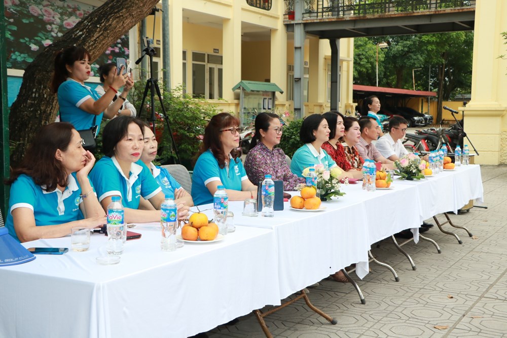 Phụ nữ quận Hoàng Mai đồng diễn dân vũ chào mừng 70 năm Chiến thắng Điện Biên Phủ - ảnh 1