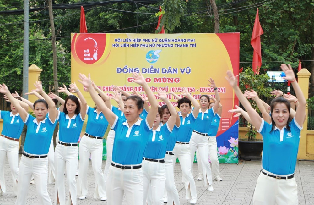 Phụ nữ quận Hoàng Mai đồng diễn dân vũ chào mừng 70 năm Chiến thắng Điện Biên Phủ - ảnh 4