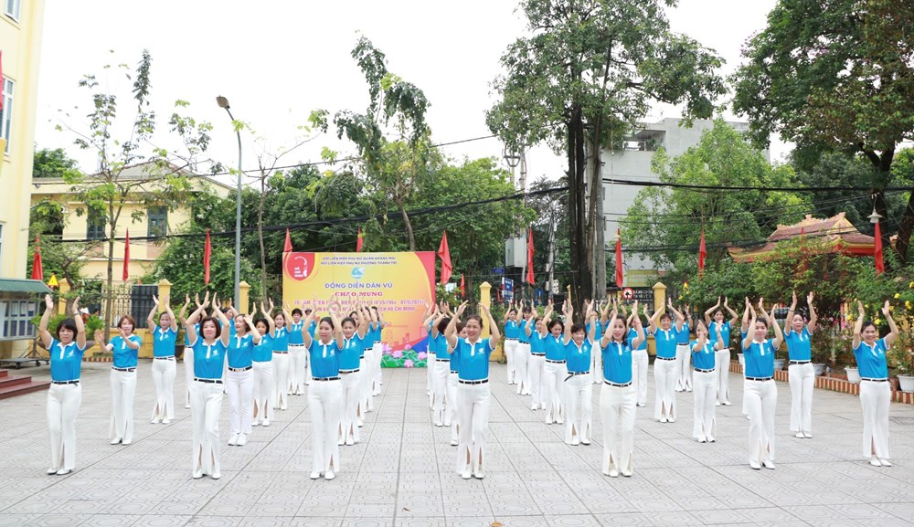 Phụ nữ quận Hoàng Mai đồng diễn dân vũ chào mừng 70 năm Chiến thắng Điện Biên Phủ - ảnh 2