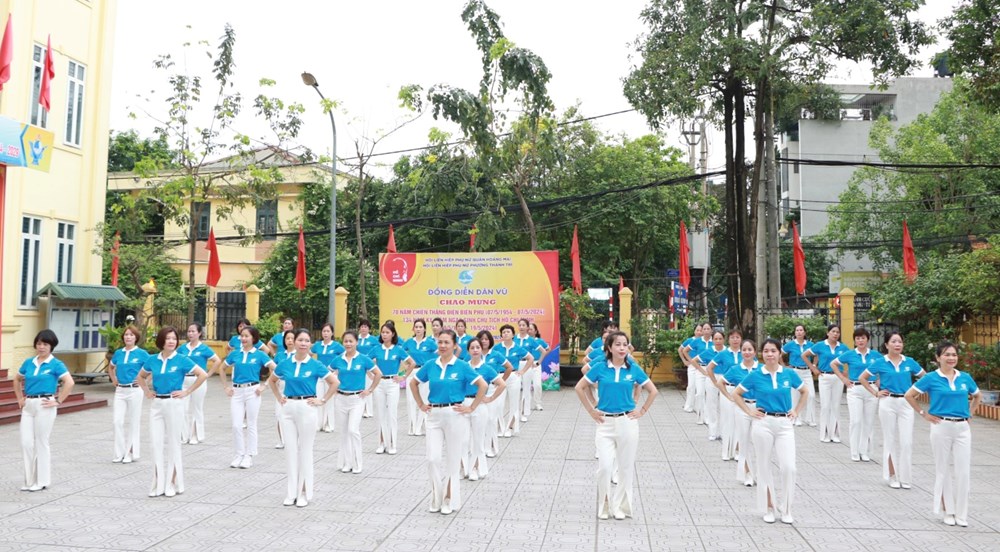 Phụ nữ quận Hoàng Mai đồng diễn dân vũ chào mừng 70 năm Chiến thắng Điện Biên Phủ - ảnh 5